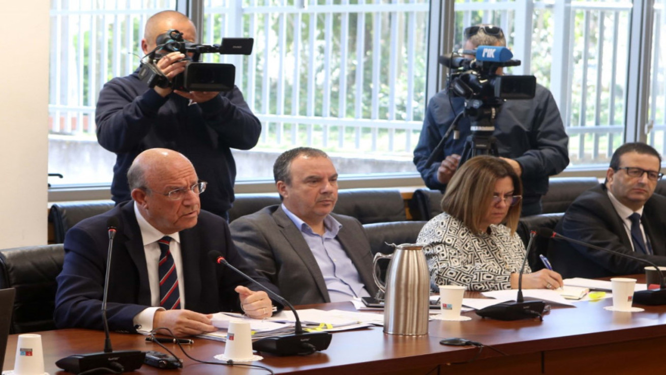 ΥΠΟΙΚ: Ζητά από τις τράπεζες μείωση δανειστικών επιτοκίων και μείωση χρεώσεων