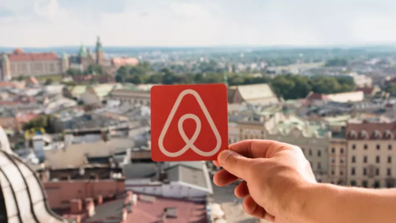 Δημοσίευμα για κρυφές κάμερες σε Airbnb έφερε νέες απώλειες για τη μετοχή της