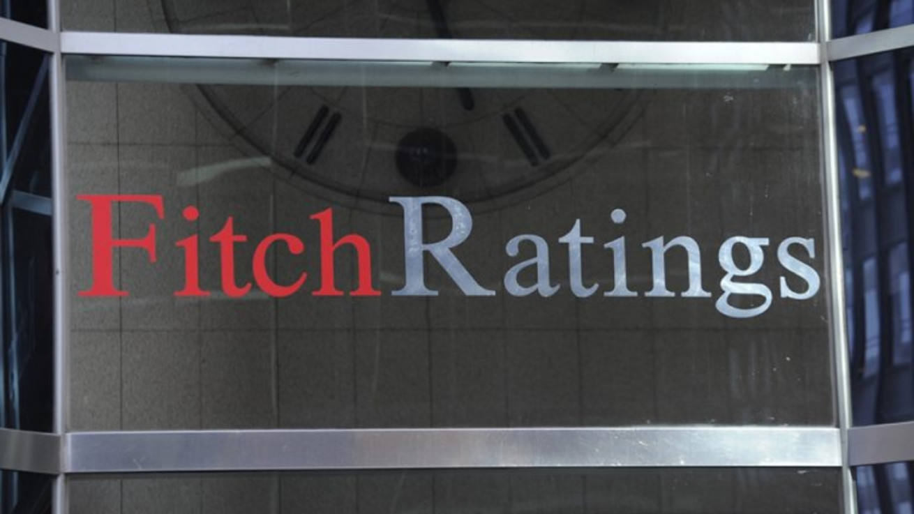 Πολιτικός σεισμός Fitch: Υποβάθμισε το αξιόχρεο της Γαλλίας
