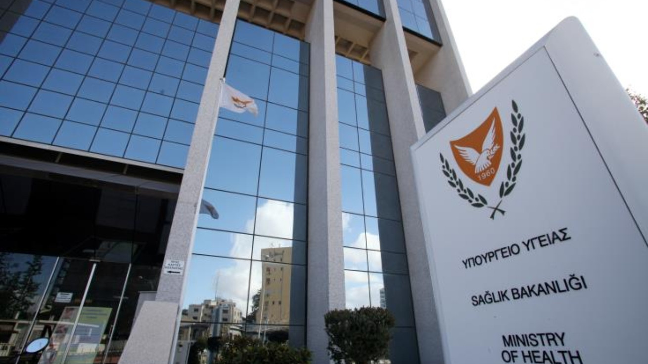 Υποχρεωτική η μάσκα και το αρνητικό τεστ για νοσοκομεία, οίκους ευγηρίας και άλλες δομές
