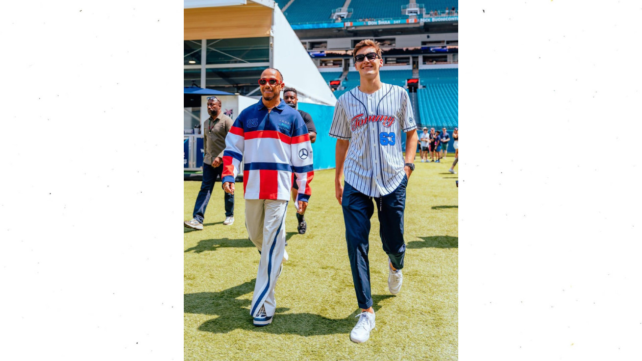 Ο LEWIS HAMILTON ΚΑΙ Ο GEORGE RUSSELL ΜΕ ΤΗ ΣΥΛΛΟΓΗ TOMMY HILFIGER Χ MERCEDES AMG-F1 ΚΑΙ AWAKE NY ΣΤΟ GRAND PRIX ΤΟΥ MIAMI