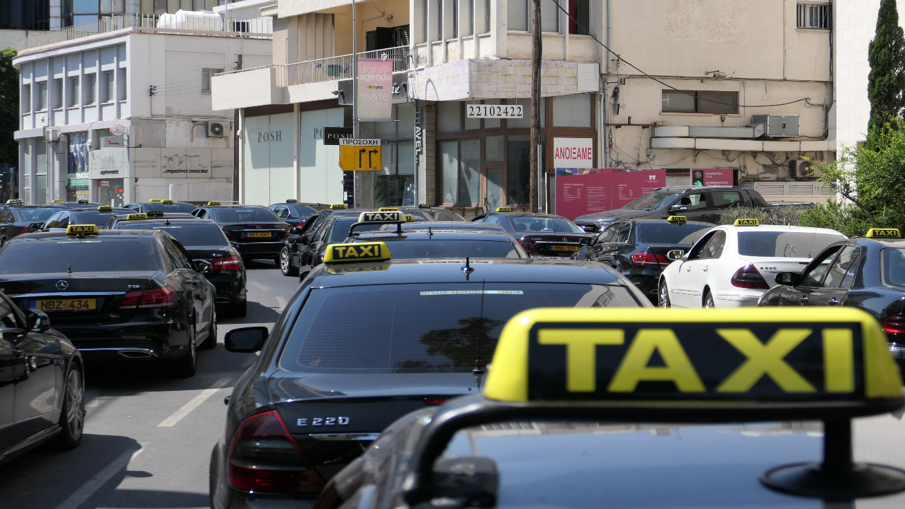 Τραβάνε χειρόφρενο τα αστικά ταξί εντός Αυγούστου