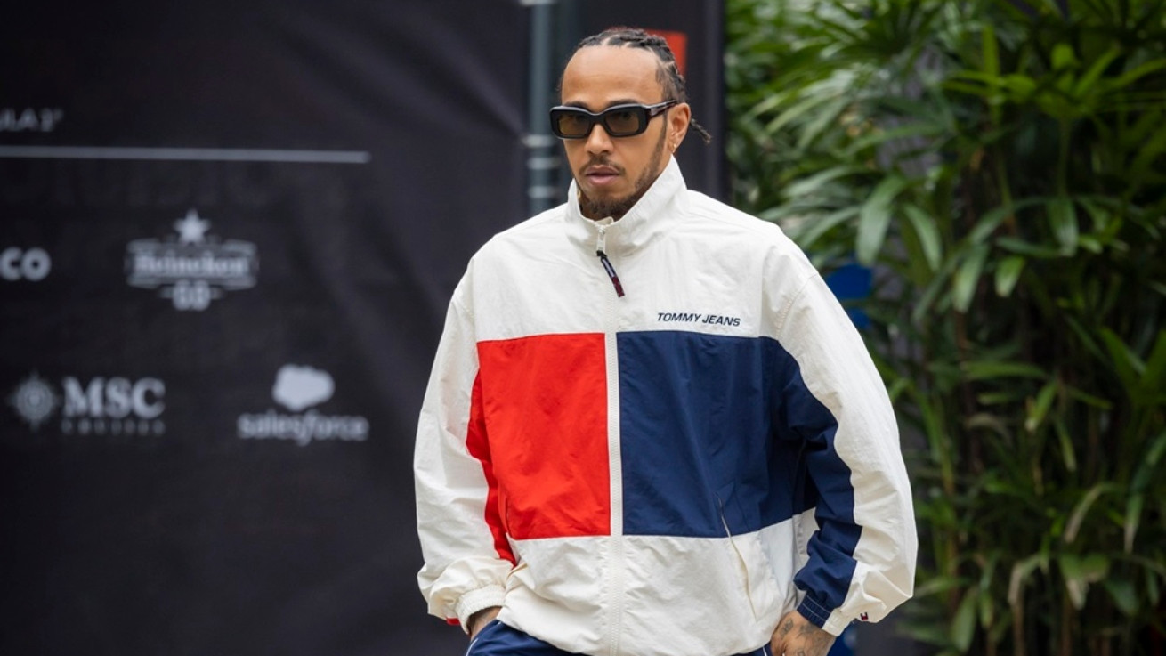 LEWIS HAMILTON KAI GEORGE RUSSEL ME TOMMY HILFIGER ΣΤΟ GRAND PRIX ΤΗΣ ΣΑΝΓΚΑΗΣ