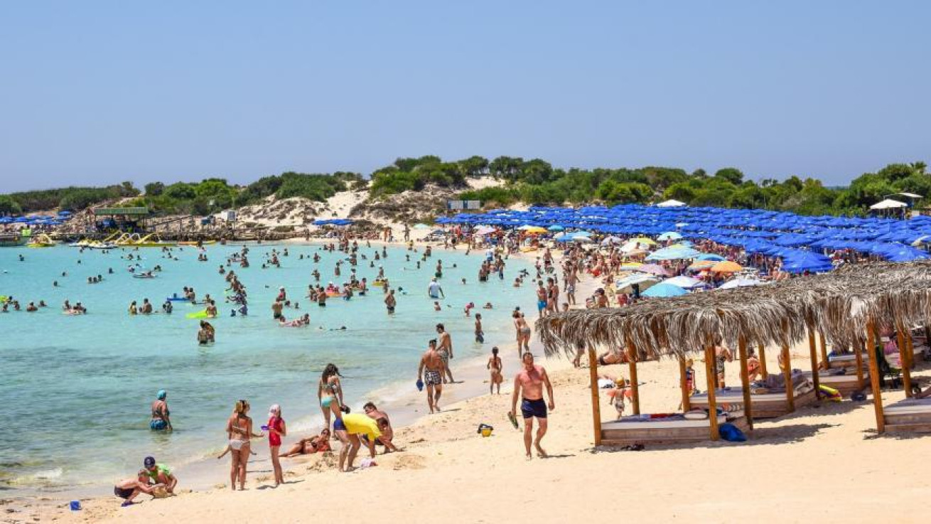 Ο τουρισμός αντέχει στις διεθνείς πιέσεις και παραμένει σε θετική τροχιά