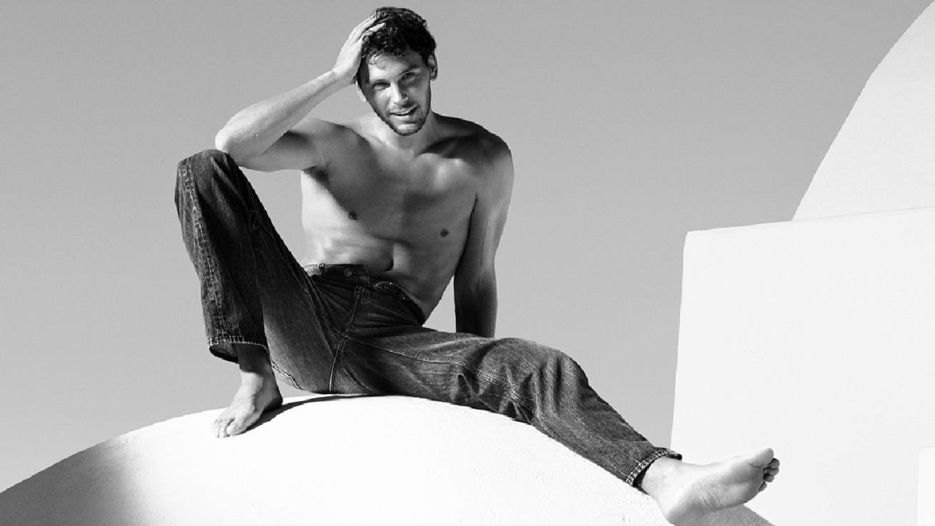 Ο Calvin Klein ανεβάζει τη θερμοκρασία του καλοκαιριού με τον Cooper Koch και τα απόλυτα essentials της σεζόν