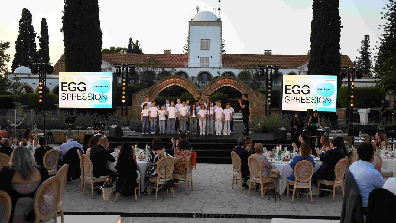 Με τα χρώματα της ελπίδας «ζωγράφισε» το Προεδρικό Μέγαρο η έκθεση Eggspression