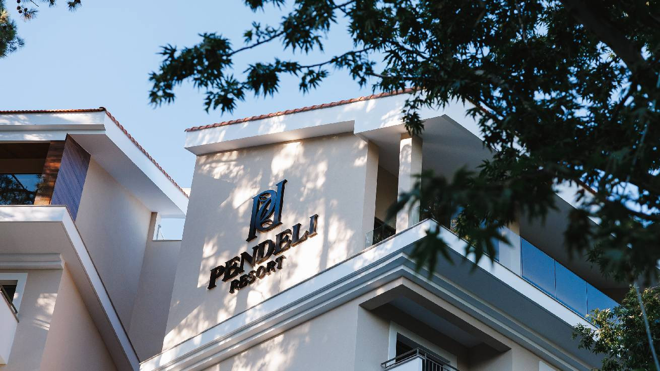 Η Επιστροφή ενός Θρύλου: Το Pendeli Resort Ξανανοίγει τις Πόρτες του στις Πλάτρες