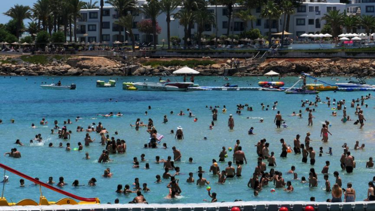Ανθεκτικός ο τουρισμός – Αύξηση αφίξεων και νέο ρεκόρ παρά τον πόλεμο των 12 ημερών