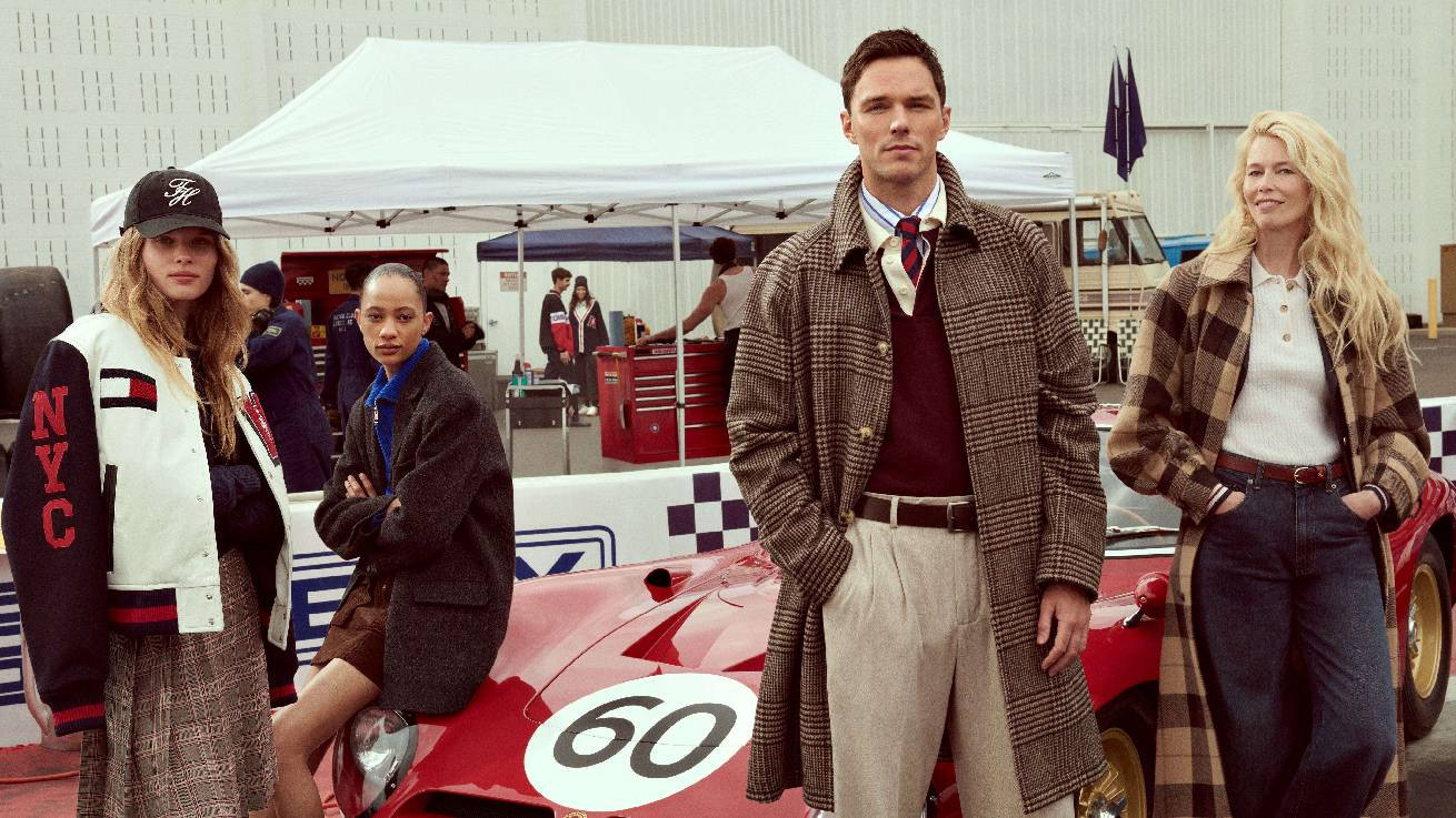 Η TOMMY HILFIGER ΦΕΡΝΕΙ ΤΟ PREP ΣΤΟ ΣΤΙΛΙΣΤΙΚΟ CIRCUIT ΓΙΑ ΤΟ ΦΘΙΝΟΠΩΡΟ 2025 ΚΑΙ ΑΝΟΙΓΕΙ ΕΠΙΣΗΜΑ ΤΙΣ ΠΟΡΤΕΣ ΤΟΥ ΣΤΟ “THE HILFIGER RACING CLUB