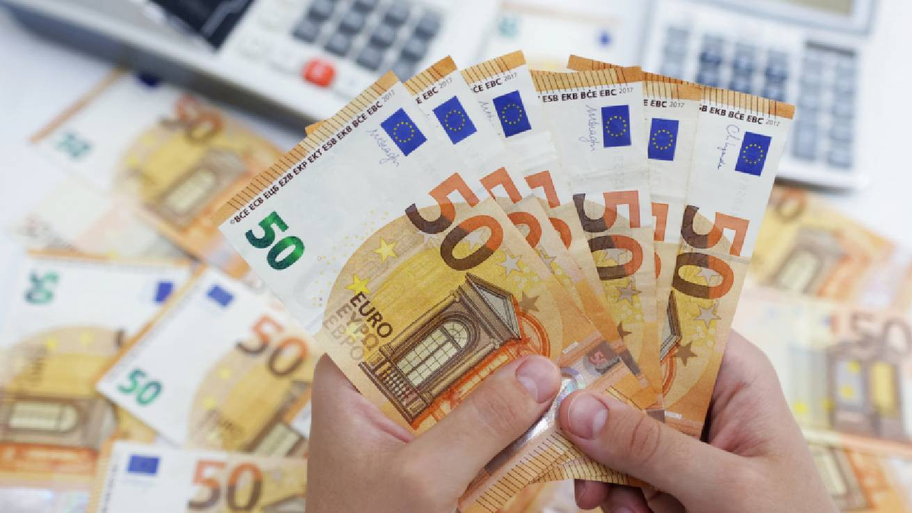 Στις €2.483 οι μέσες απολαβές το 2024, αυξημένες κατά 5,1% - Στα €1.881 ανήλθε ο διάμεσος