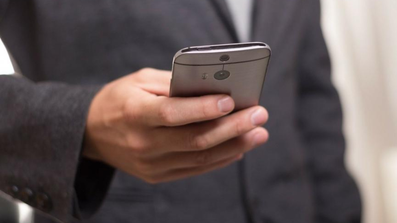 Πώς τα smartphones «καίνε» πολιτικούς και δημόσια πρόσωπα