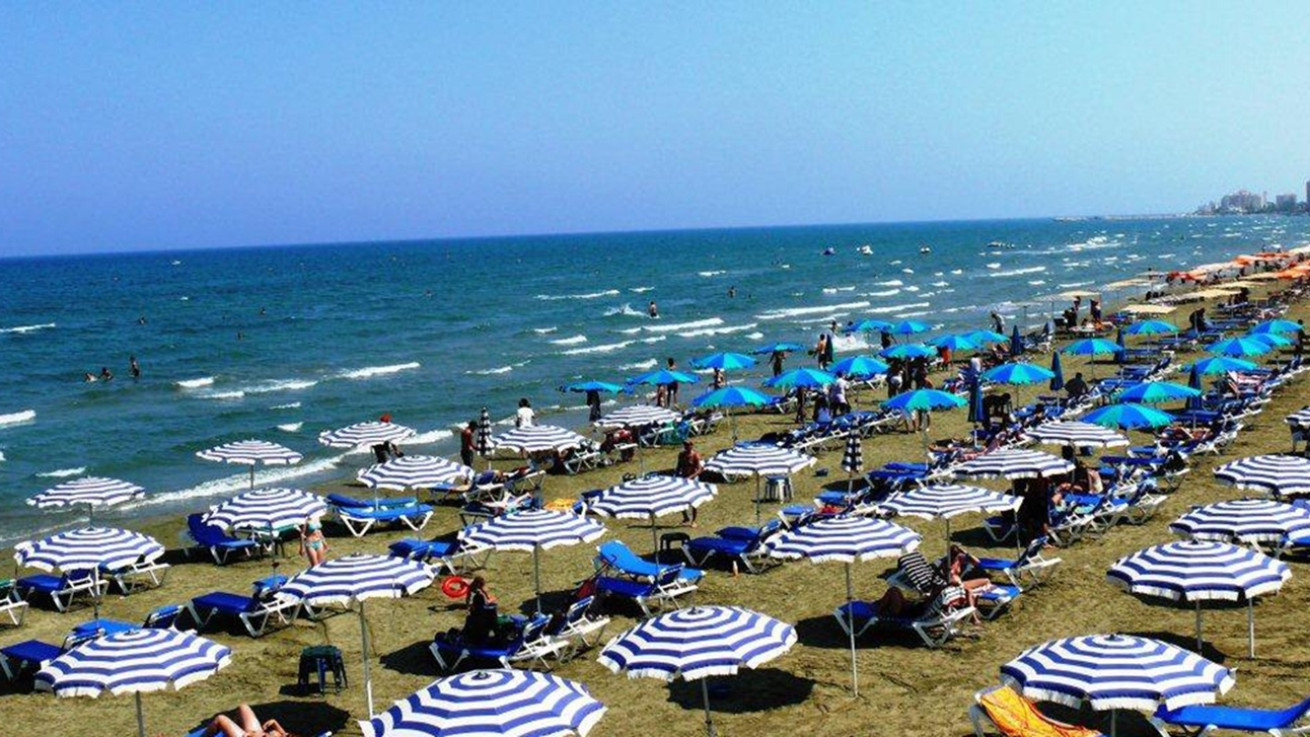 Αυξάνονται οι χρεώσεις για ξαπλώστρες και ομπρέλες