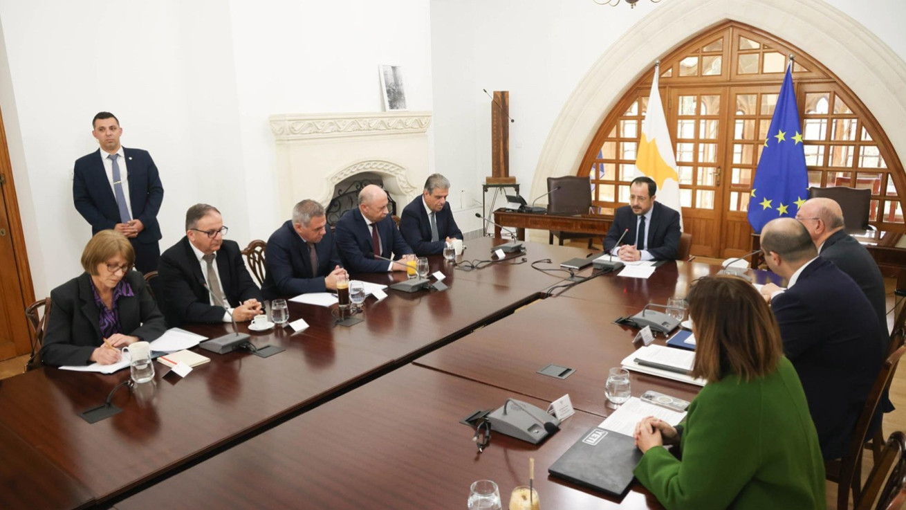 Συνάντηση ΠτΔ - συντεχνιών για κατώτατο, συλλογικές συμβάσεις, ξένους εργαζόμενους