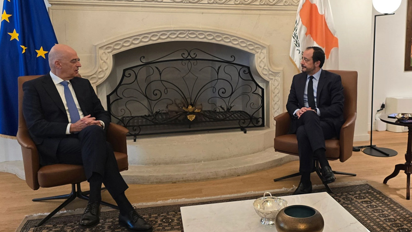 Δένδιας από Λευκωσία: «Είμαστε συνολικά και απολύτως στη διάθεση της Κύπρου»