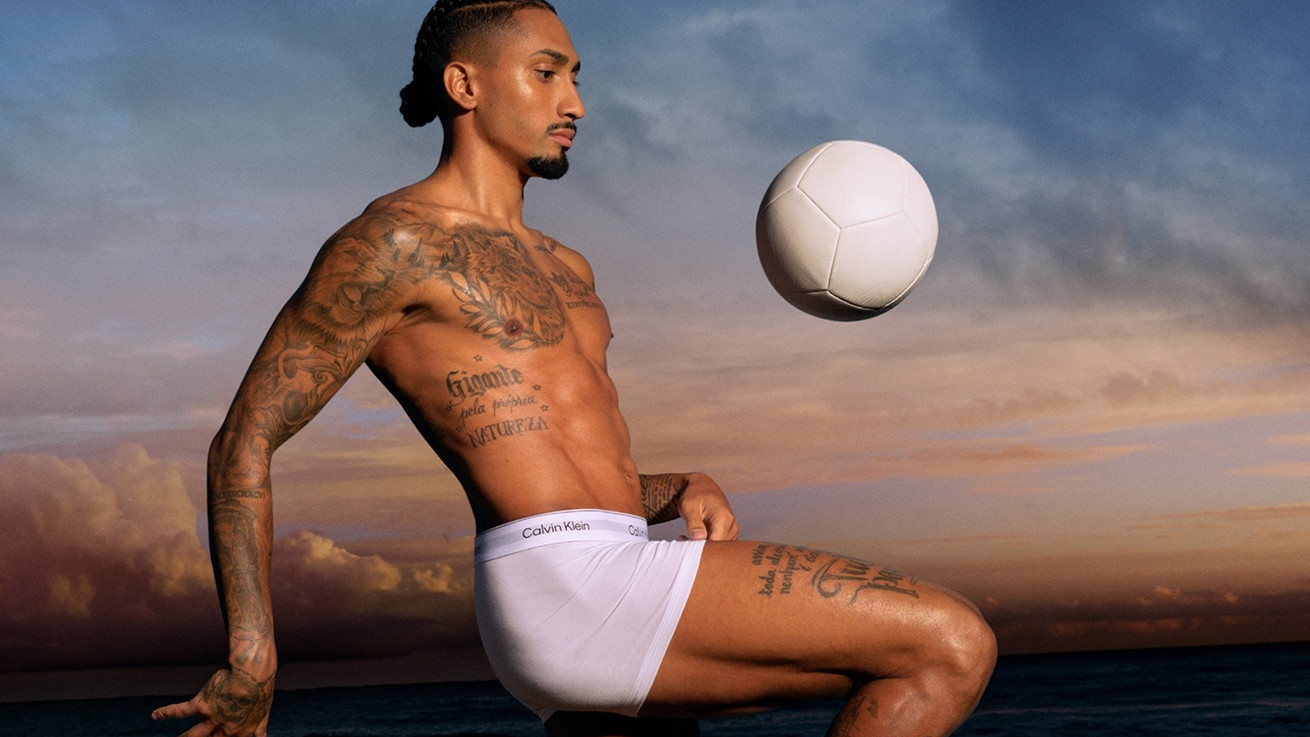 Η Calvin Klein επιλέγει τον ποδοσφαιριστή Raphinha για τη νέα καμπάνια εσωρούχων