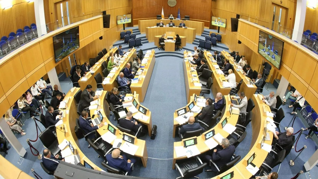 Πέντε αναπομπές νόμων στην Ολομέλεια της Πέμπτης – Πάει πίσω ο νόμος για αποζημίωση πλεονασμάτων από φωτοβολταϊκά