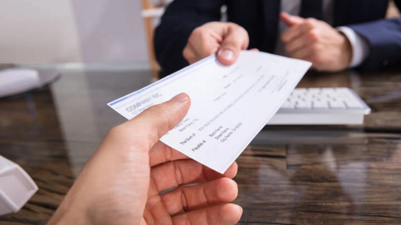 Κατακόρυφη πτώση στις καταχωρήσεις ακάλυπτων επιταγών το 2025