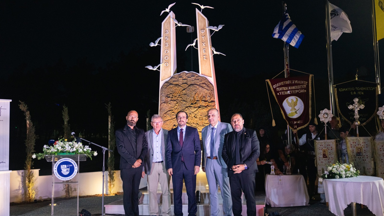 Πραγματοποιήθηκαν στο Παραλίμνι τα αποκαλυπτήρια του μνημείου αφιερωμένου στη γενοκτονία των Ελλήνων του Πόντου