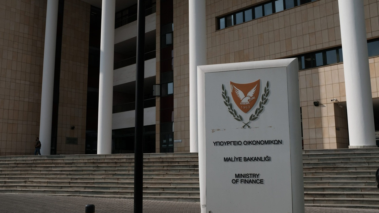 Δημοσιονομική πειθαρχία και φρένο στη διόγκωση του κρατικού μισθολογίου φέρνει ο Προϋπολογισμός 2027