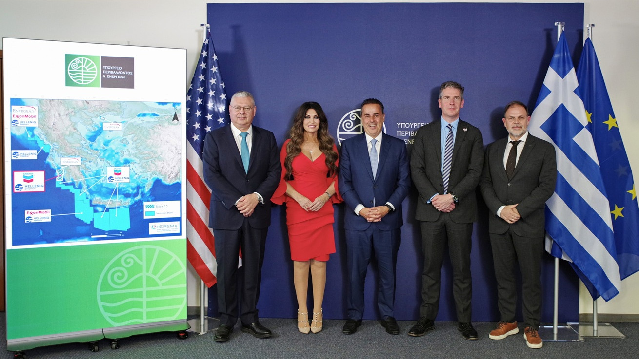 Η HELLENiQ ENERGY επεκτείνει τη στρατηγική συνεργασία της με τη Chevron και στο “Block 10”