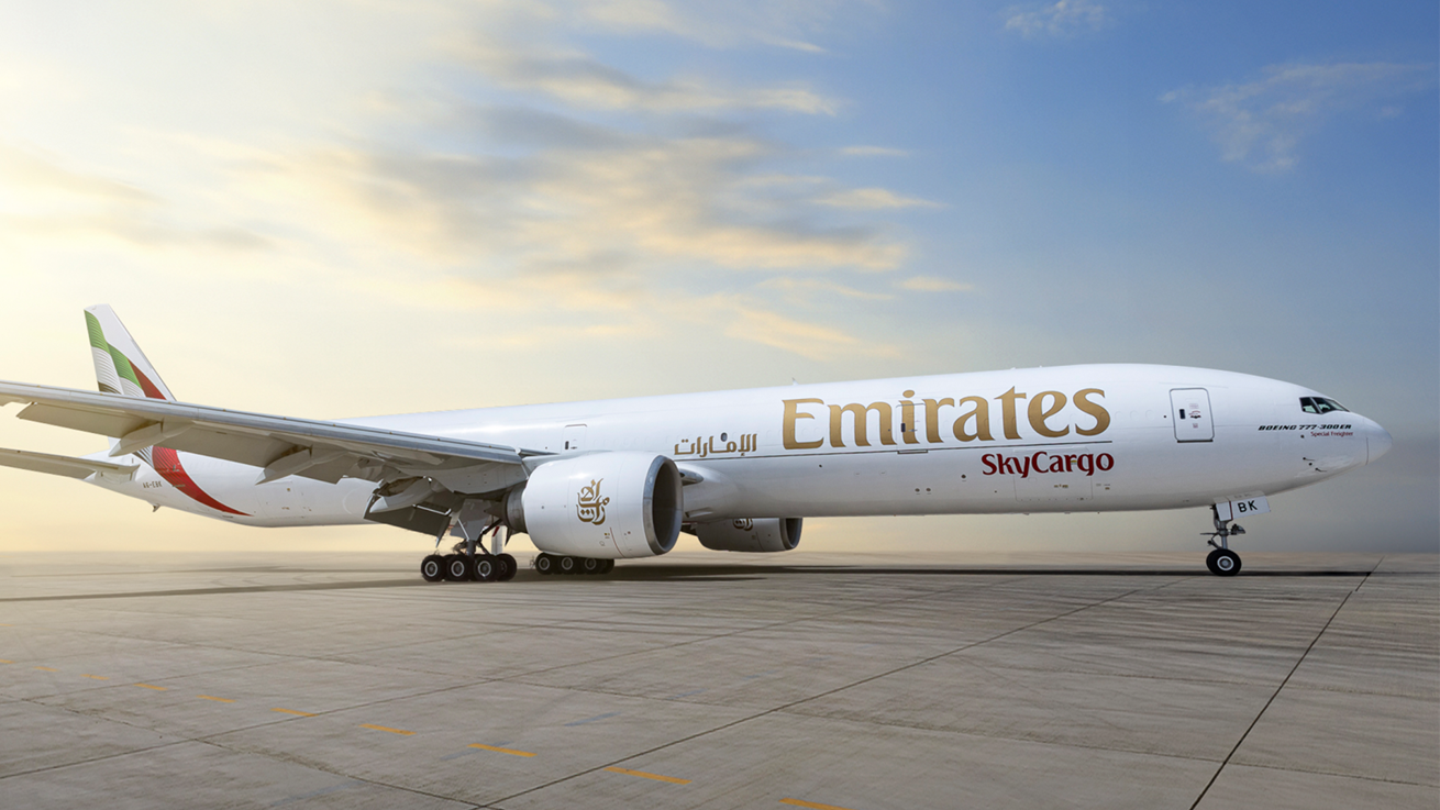 Η Emirates γίνεται η πρώτη αεροπορική εταιρεία μεταφοράς φορτίων που θέτει σε λειτουργία το Boeing 777-300ERSF