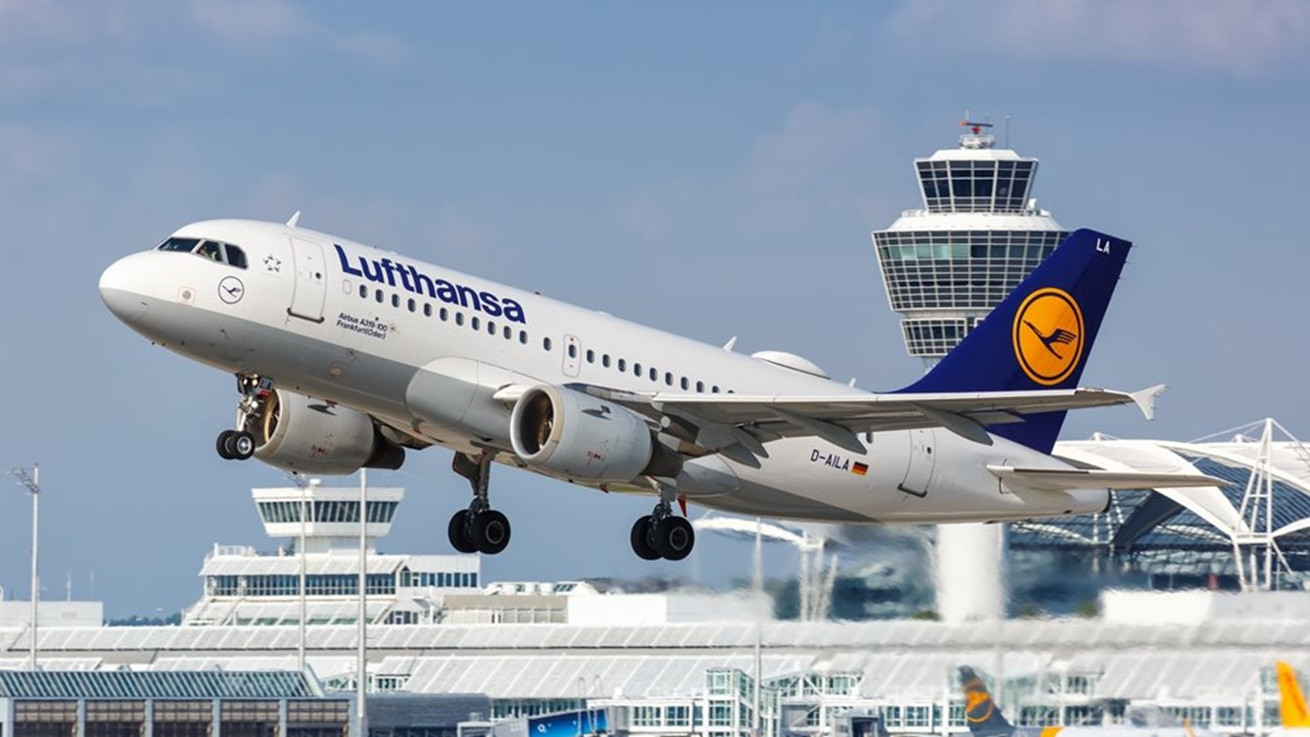 Lufthansa: Υποβαθμίζει τις προβλέψεις για το 2026 μετά τη «βουτιά» των κερδών