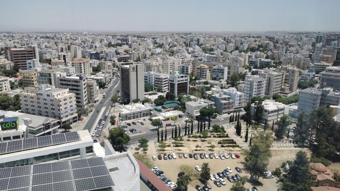 4 στα 10 ακίνητα σε ξένους – Νέα μάχη στη Βουλή για τους περιορισμούς