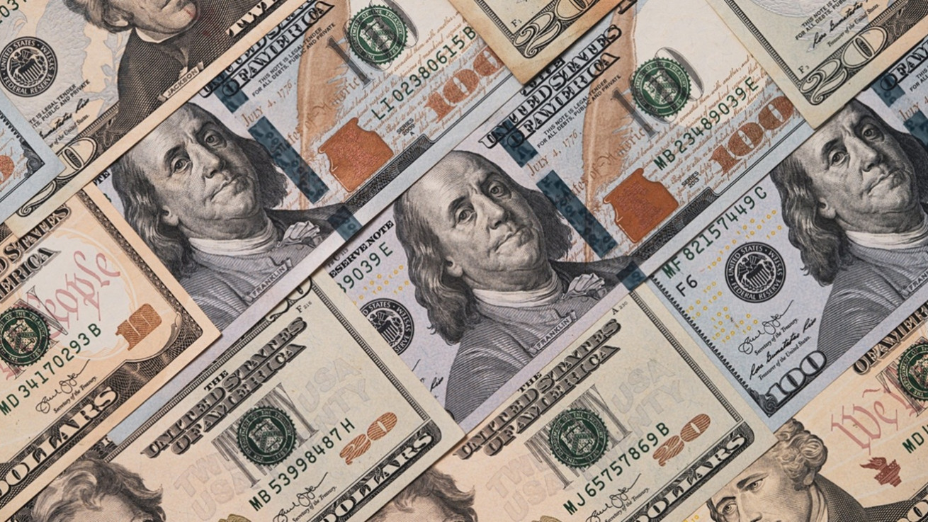 ΗΠΑ: Νέα πίεση στο δολάριο – Η Fed, το ράλι του γιεν και οι φόβοι για την αμερικανική οικονομία αλλάζουν το σκηνικό