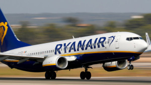 Ryanair: Μειώθηκαν οι ζημιές, αυξήθηκαν τα έσοδα