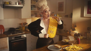 McCain: Επέλεξε τη drag queen, Baga Chipz, ως την 1η της Creative Director