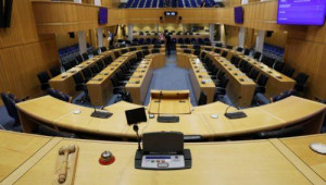 Ίδρυση και λειτουργία ξενώνων – Τι προβλέπει ο νόμος που ψήφισε η Βουλή