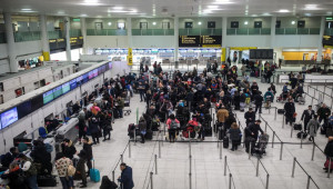 Mεγάλες καθυστερήσεις στα αεροδρόμια της Βρετανίας