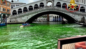 Πρασίνισε το νερό στο μεγάλο κανάλι της Βενετίας