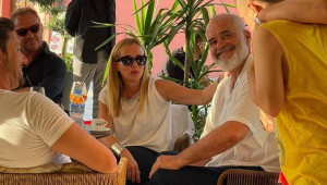 «Πλήρωσε τον λογαριασμό αυτών των ηλιθίων»