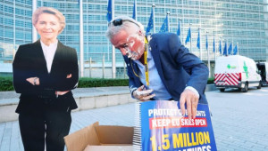Ακτιβιστές πέταξαν τάρτα στο πρόσωπο του CEO της Ryanair