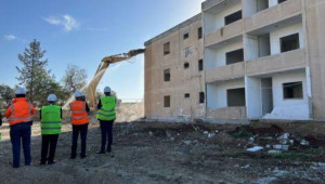 Κατεδαφίζονται οι πρώτες προσφυγικές πολυκατοικίες