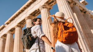 Ο ελληνικός τουρισμός γράφει ιστορία με ρεκόρ εισπράξεων και αφίξεων