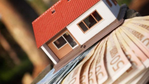 Bloomberg: «Καμπανάκι ΕΚΤ» στις τράπεζες για κινδύνους στα ακίνητα