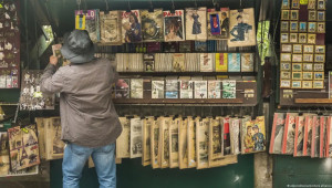 Πώς ο Μακρόν στήριξε τους υπαίθριους παραδοσιακούς βιβλιοπώλες του Παρισιού
