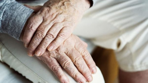 Ποια είναι η «γενιά σάντουιτς» και πώς μπορεί να αποφορτιστεί
