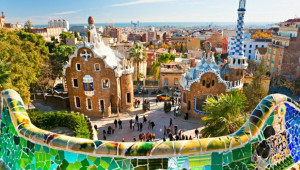 Η Βαρκελώνη κατεβάζει τους τουρίστες από τα λεωφορεία