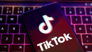 Σε διπλή μέγγενη από ΗΠΑ και Ευρώπη το TikTok