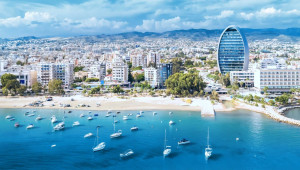 Άνοιγμα σε ταξιδιωτικούς πράκτορες και αεροπορικές εταιρείες από τα Εμιράτα