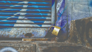 Τσουνάμι λουκέτων φέρνει στις ΗΠΑ η καθυστέρηση στη μείωση των επιτοκίων