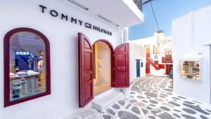 Η TOMMY HILFIGER ΑΝΑΚΟΙΝΩΝΕΙ ΤΟ ΑΝΟΙΓΜΑ ΤΟΥ ΚΑΤΑΣΤΗΜΑΤΟΣ ΣΤΗ ΜΥΚΟΝΟ