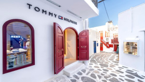 Ο TOMMY HILFIGER ΠΡΟΣΕΦΕΡΕ ΤΗΝ ΙΔΑΝΙΚΗ ΚΑΛΟΚΑΙΡΙΝΗ ΑΠΟΔΡΑΣΗ ΣΤΗΝ ΜΥΚΟΝΟ