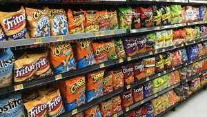 Γιατί αρχίζουν να μειώνουν τις τιμές των σνακ οι μεγάλες εταιρείες