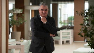 Η Φιλοσοφία και οι άξονες επιτυχίας του Capo Bay Hotel: Ο Κρατίνος Σωκράτους μιλά για καινοτομία και τα υψηλά πρότυπα υπηρεσιών.