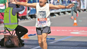 O 93χρονος μαραθωνοδρόμος στέλνει το δικό του μήνυμα στους δρομείς του Radisson Blu Διεθνούς Μαραθωνίου Λάρνακας