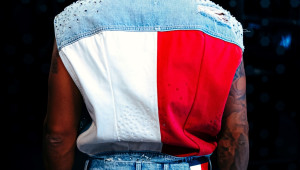 Ο LEWIS HAMILTON ΚΛΕΒΕΙ ΤΗΝ ΠΑΡΑΣΤΑΣΗ ΜΕ CUSTOM TOMMY HILFIGER ΣΤΟ ABU DHABI GRAND PRIX